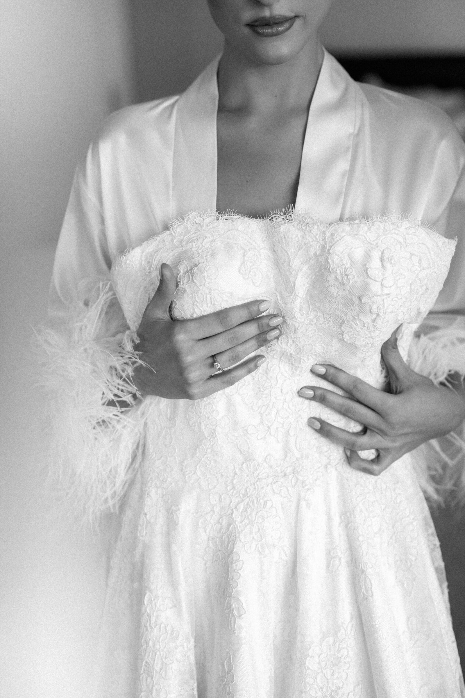 Casal fotografado em um cenário de casamento