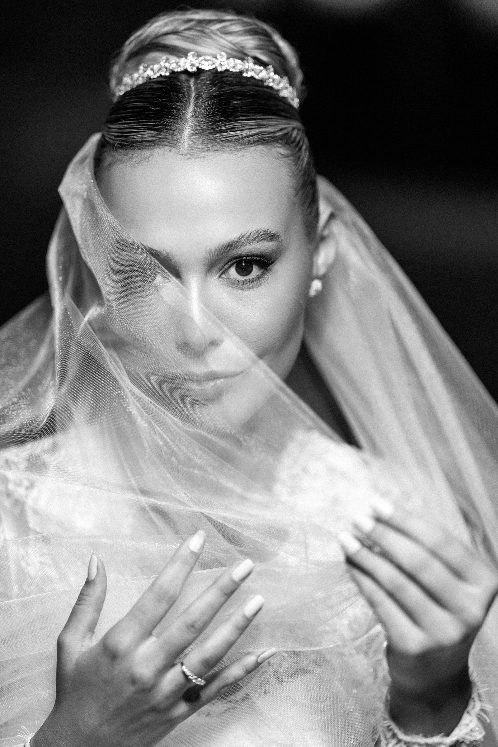 Casal em uma fotografia de casamento elegante